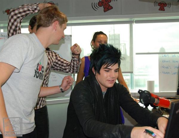 Adam-Lambert-plays-Chat-Roulette-116009.jpg