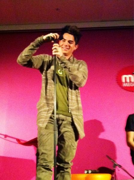 Créditos: Adam Lambert Fan Club
