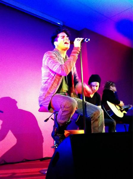 Créditos: Adam Lambert Fan Club
