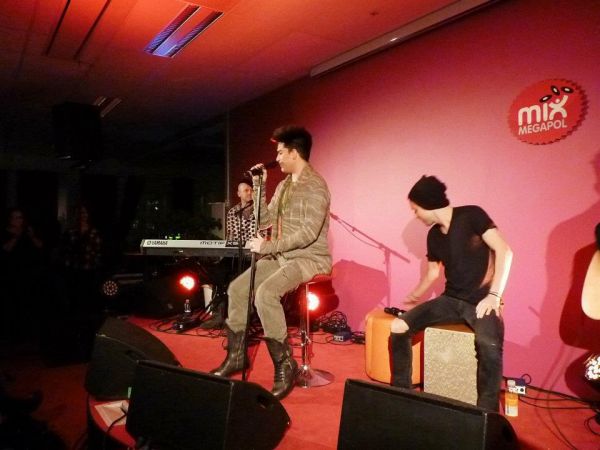 Créditos: Adam Lambert Fan Club

