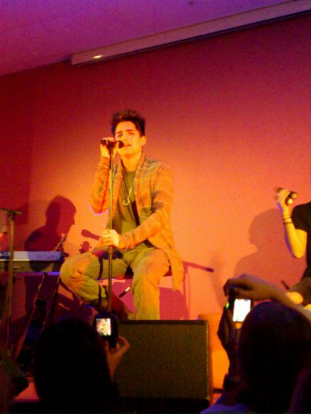 Créditos: Adam Lambert Fan Club
