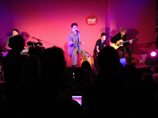 Créditos: Adam Lambert Fan Club
