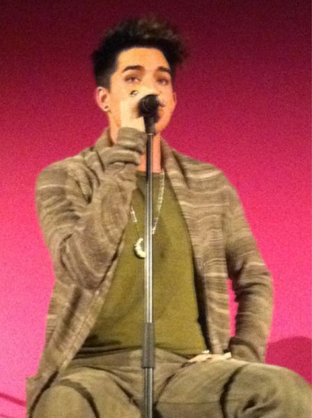 Créditos: Adam Lambert Fan Club

