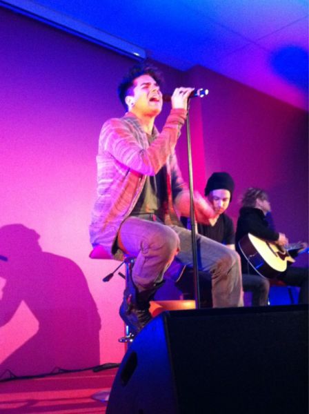 Créditos: Adam Lambert Fan Club
