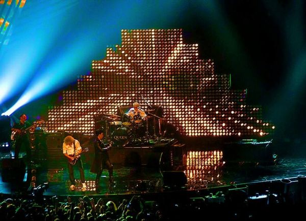 Créditos: Adam Lambert Fan Club
