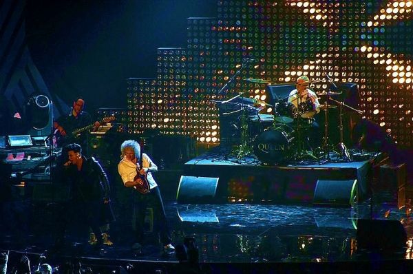 Créditos: Adam Lambert Fan Club
