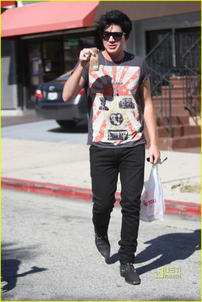 adam-lambert-frappuccino-05.jpg