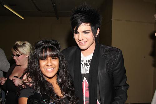 Adam_Lambert_poses_b670.jpg