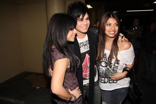 Adam_Lambert_poses_c172.jpg