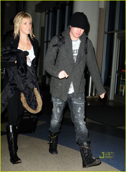 adam-lambert-friend-fly-from-lax-02.jpg