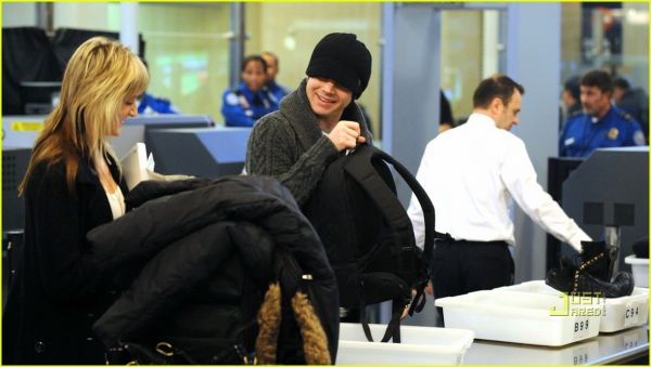 adam-lambert-friend-fly-from-lax-03.jpg