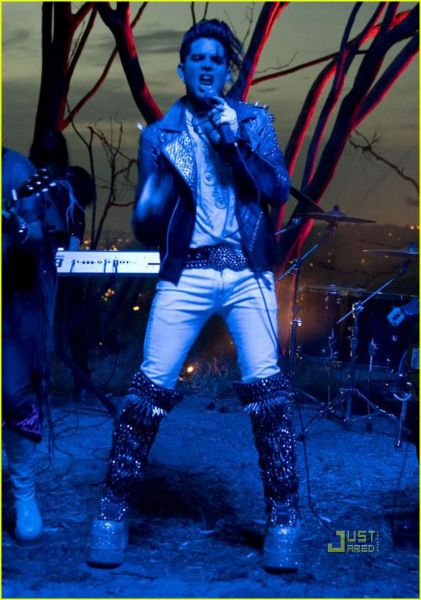 adam-lambert-zebra-pants-05.jpg