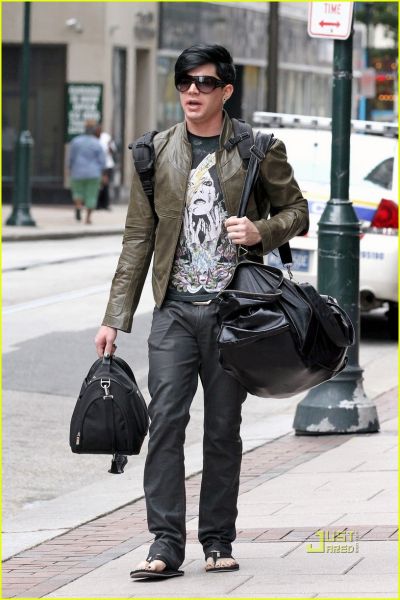 adam-lambert-glam-nation-pennsylvania-autographs-01.jpg
