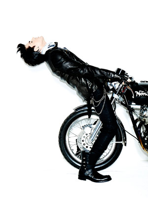 Adam-Lambert-03_300.jpg