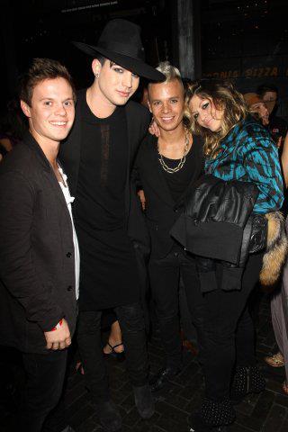 Créditos: Talented Artists of the Glamily (T.A.O.G.)
