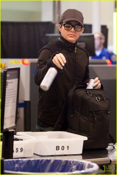 adam-lambert-leave-lax-02.jpg