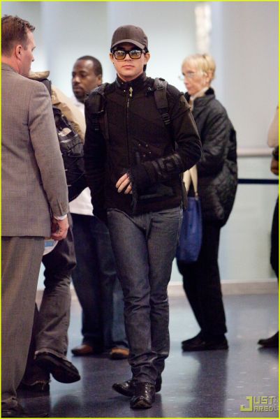 adam-lambert-leave-lax-05.jpg