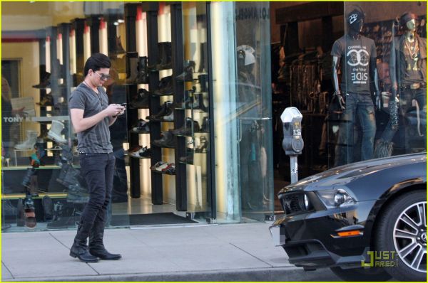 adam-lambert-mustang-03.jpg