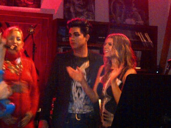 Créditos: Adam Lambert Fan Club
