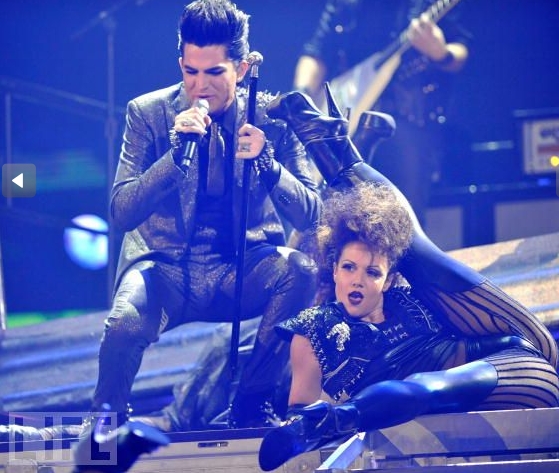 18. Fazendo tudo no palco. Lambert teve a sua primeira relativamente grande controvérsia da sua carreira Pós-Idol quando ele apresentou uma rotina obscena para "For Your Entertainment" no American Music Awards em Novembro de 2009. No dia seguinte, a mídia de entretenimento made seemingly endless use of the word "gyrating."
