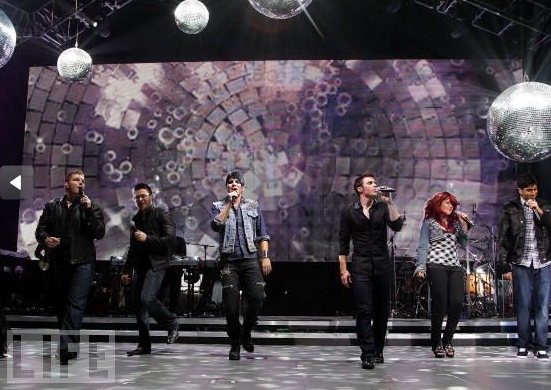 2. Lembra quando ele era apenas outro participante? No início de 2009, Adam Lambert era um dos 13 finalistas do American Idol, um rapaz de 27 anos de Indianapolis com uma adoração por produtos de cabelo. Aqui: Michael Sarver, Danny Gokey, Adam Lambert, Kris Allen, Allison Iraheta, e Anoop Desai se apresentando na Turnê do American Idol em Julho de 2009 em L.A.
