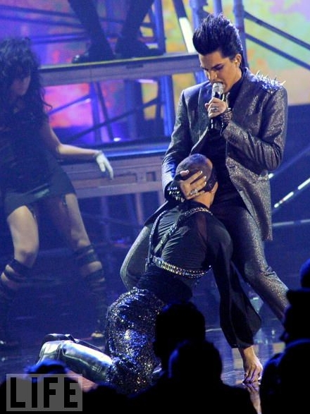 20. Talvez ele está apenas procurando por suas lentes de contato. O ponto mais notório do ato de  Lambert no American Music Awards foi quando um dançarino simulou sexo oral nele na frente de toda a platéia. O telefone da ABC board lit up com reclamações, e sua apresentação marcada no Good Morning America dias depois foi vetada (ao invés disso a CBS lhe deu a chance de se apresentar de manhã).

