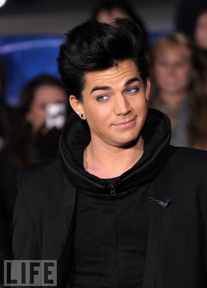21. Adam Lambert Visita CBS. "Nós estamos em 2009" -- é tempo para se arriscar, ser um pouco mais corajoso, tempo de abrir os olhos das pessoas, e se isto ofender eles, então talvez "Eu não sou para eles", Lambert disse a respeito das perturbações do AMA.
