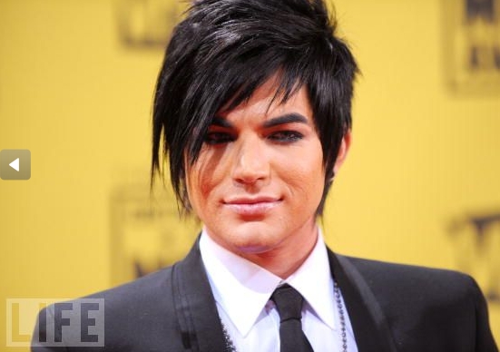 24. Olhando para as Câmeras no Red Carpet.

