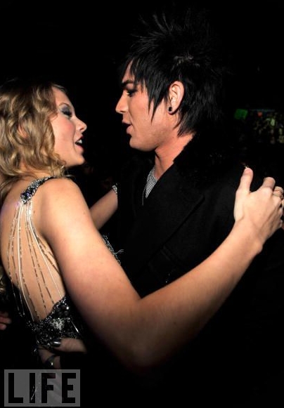 25. Tomando Taylor para um giro. Lambert conversa com Taylor Swift no Jingle Ball Show no Madison Square Garden em Dezembro de 2009.
