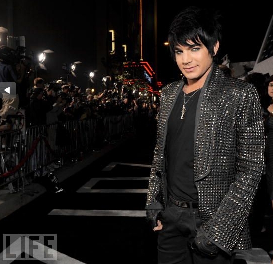 28. Seus Fãs estão esperando, Mr. Lambert. Lambert chega no red carpet para a premiere de 2012 em L.A. em Novembro de 2009.

