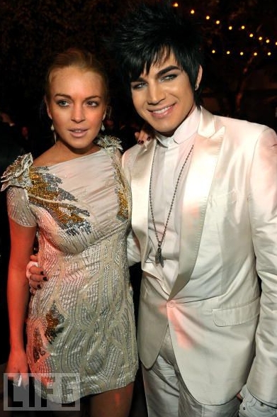 30. Você sabe que você está na Lista-A quando ... Lambert coloca um braço ao redor de Lindsay Lohan num evento black-tie de caridade em Beverly Hills em Janeiro de 2010,
