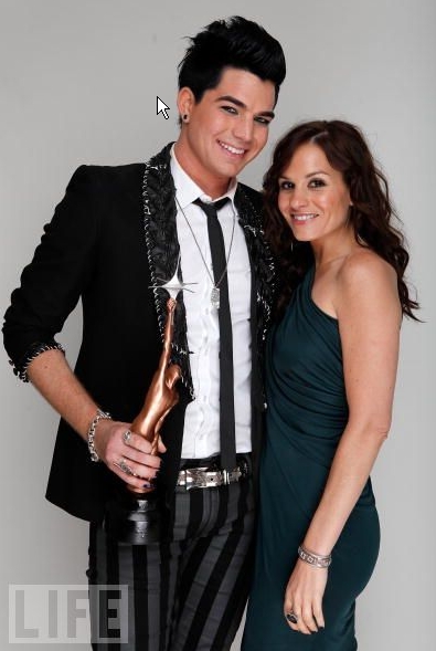 6. Adam e Kara. Durante o Idol, havia especulação sobre sua sexualidade, e fotos surgiram dele beijando outro homem. Aquelas fotos alimentaram mais ainda os rumores, mas Lambert, sem discutir claramente sobre sua sexualidade, confirmou que as fotos eram dele e que não tinha nada para esconder. A Jurada Kara DioGuardi pôs mais fogo quando por acaso "confirmou que ele era gay" numa entrevista. No fim, a homofobia resultou na vitória do Kris Allen sobre o Adam.
