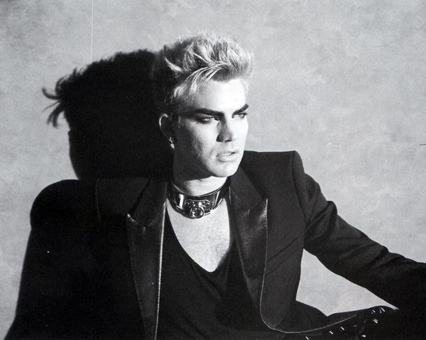 Créditos: Adam Lambert TV
