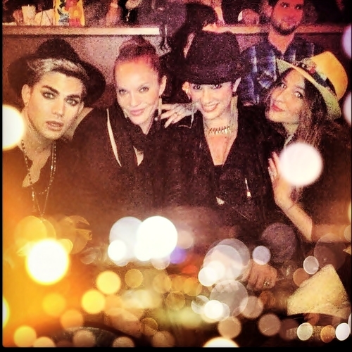 Créditos: Adam Lambert TV
