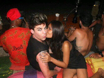 Créditos: Adam Lambert TV
