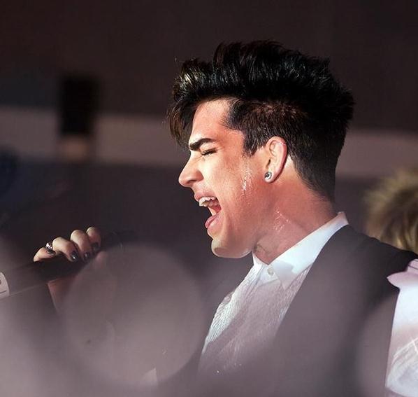 06/05
Créditos: Adam Lambert Photo Album / The Fuzzy Tube 

