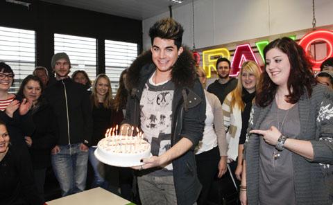 adam-lambert-freut-sich-ueber-die-bravo-geburtstagstorte-6nbn-s4SY.jpg