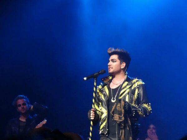 Créditos: Adam Lambert Fan Club
