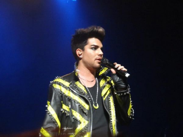 Créditos: Adam Lambert Fan Club
