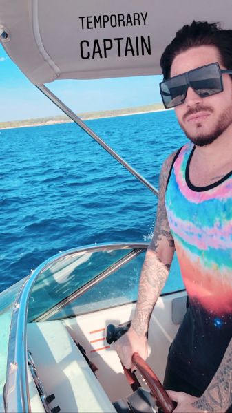 Créditos: Adam Lambert
