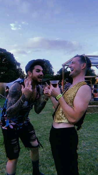 Créditos: Adam Lambert
