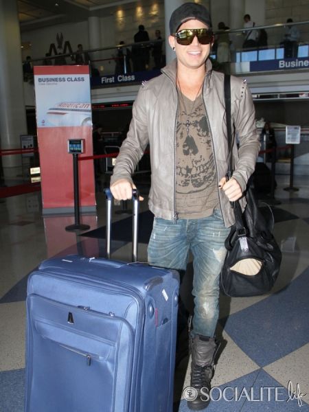 adam-lambert-airport-09252012-01-675x900.jpg