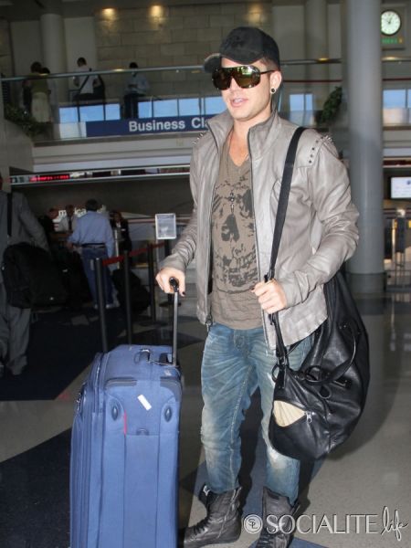 adam-lambert-airport-09252012-05-675x900.jpg