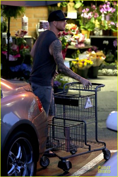 adam-lambert-album-hits-stores-next-week-12.jpg