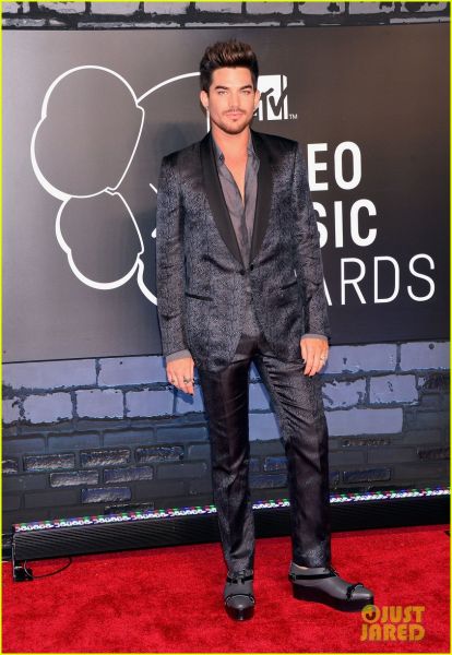 adam-lambert-mtv-vmas-2013-red-carpet-02.jpg