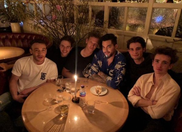 Créditos: Adam Lambert
