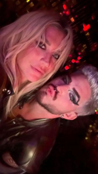 Créditos: Adam Lambert
