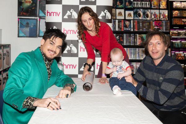 Créditos: James McCauley & Nick Allan (HMV)
