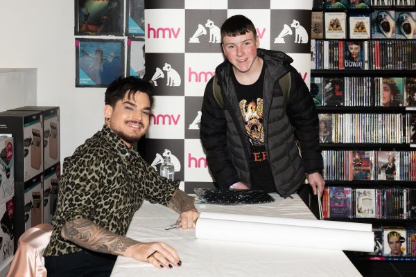 Créditos: James McCauley & Nick Allan (HMV)
