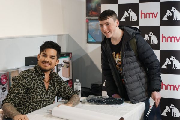 Créditos: James McCauley & Nick Allan (HMV)
